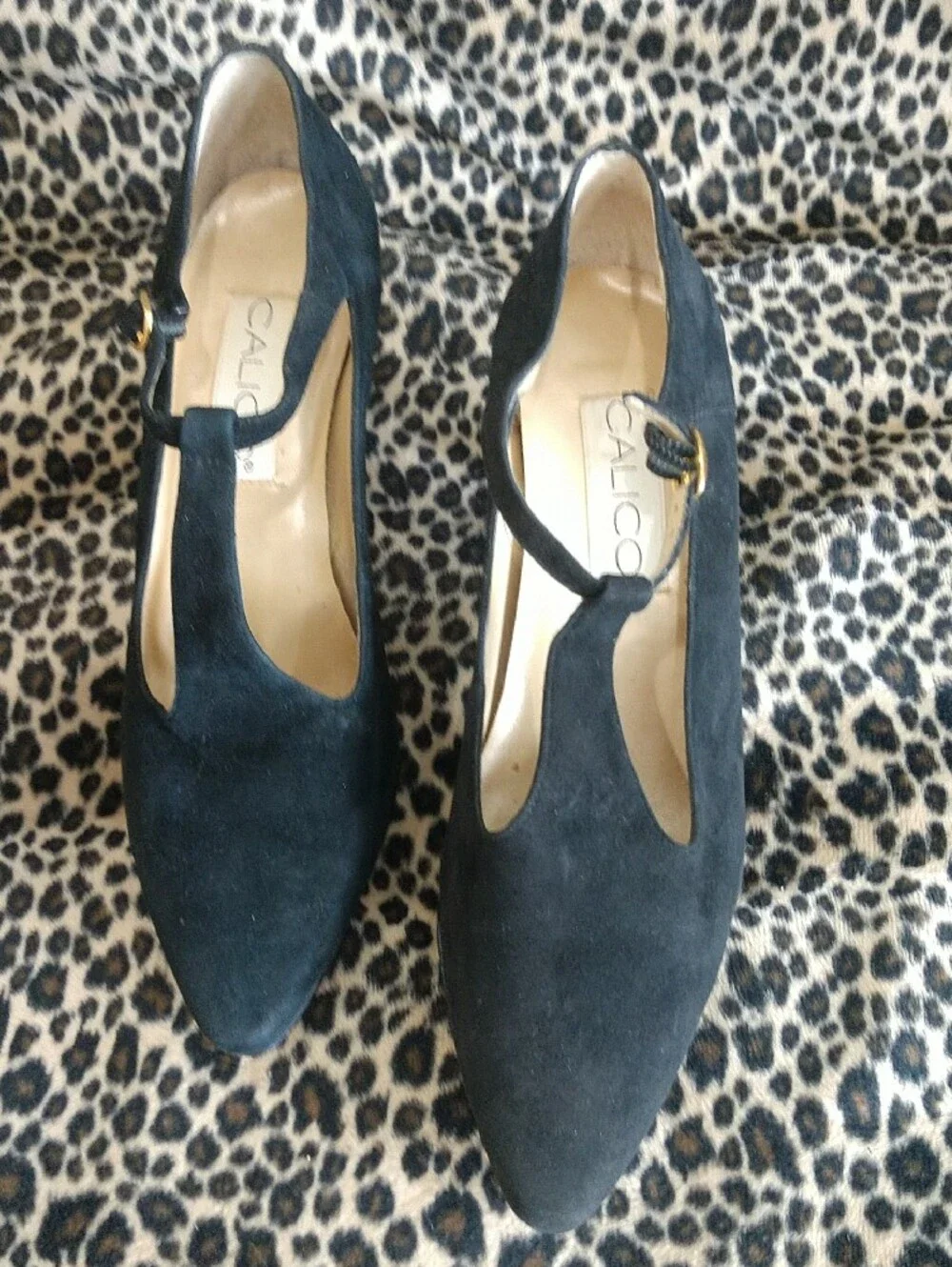 Women's Black Suede T-Strap Mid Heel Pumps